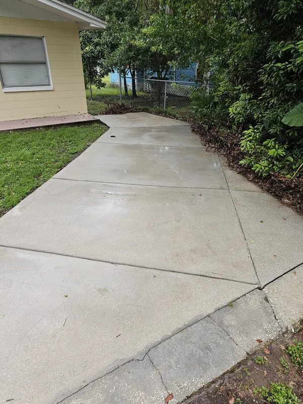 A Lakeland driveway after cleaning by Lakeland Elite