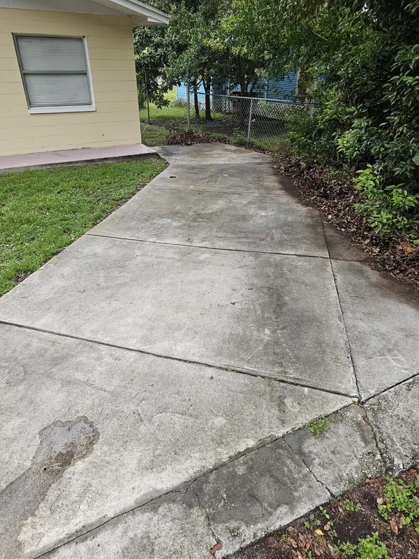 The same Lakeland driveway before cleaning